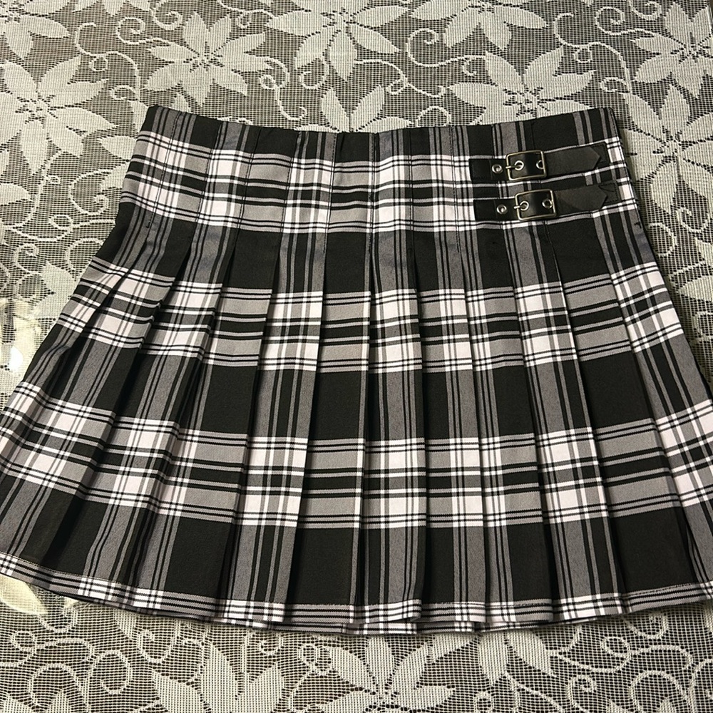 Black Goth Emo Pleated Skirt - Women’s Large (Black & White - Fake Belt Details)
